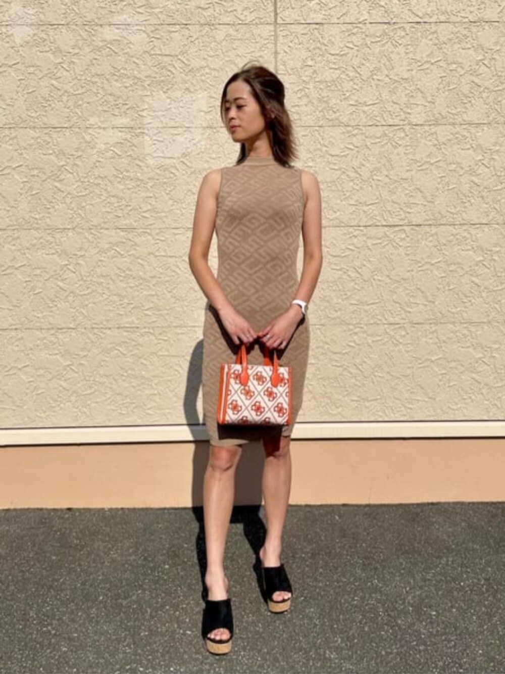 「GUESS、大人女子、オトナ女子、きれいめカジュアル、夏コーデ、お出かけコーデ、大人可愛い」｜「GuessのPaula Logo Knit Mini Dress（ワンピース、ベージュ系）」を使った、GUESS JAPANさん（レディース・163cm）の夏コーディネートの1枚目の写真