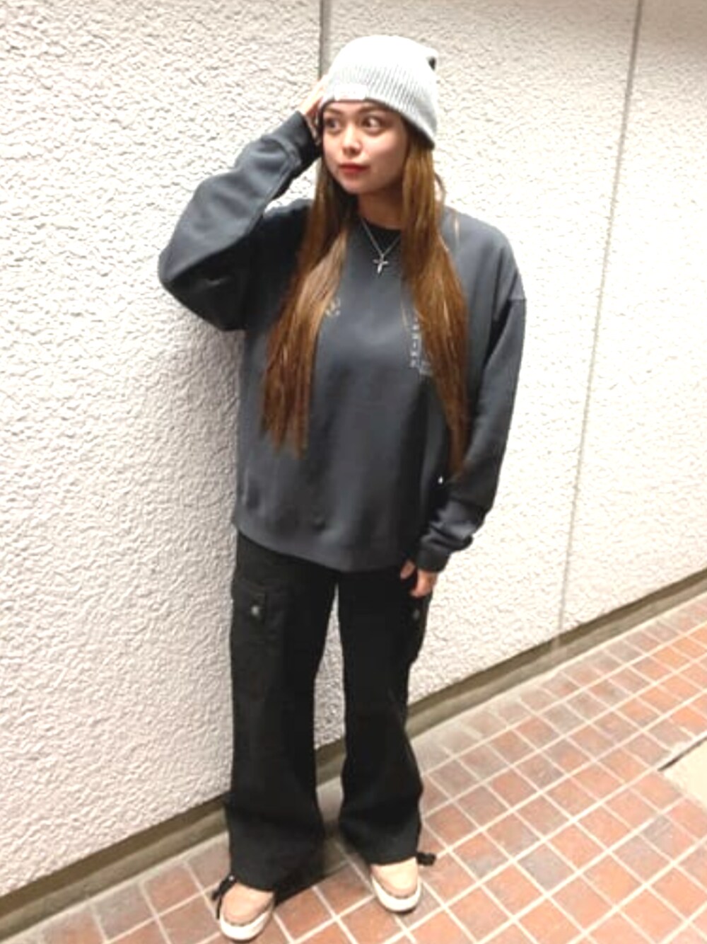 「guess、カジュアル、春コーデ」｜「GuessのGUESS Originals Varsity Crewneck（スウェット、ブラック系）」を使った、GUESS JAPANさん（レディース・165cm）の春コーディネートの1枚目の写真