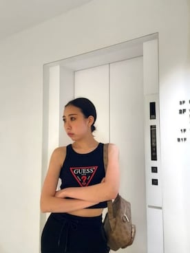 「Guess（ゲス）のアイテム（スウェットパンツ）」を使った、GUESS JAPANさん（レディース・160cm）の春コーディネート