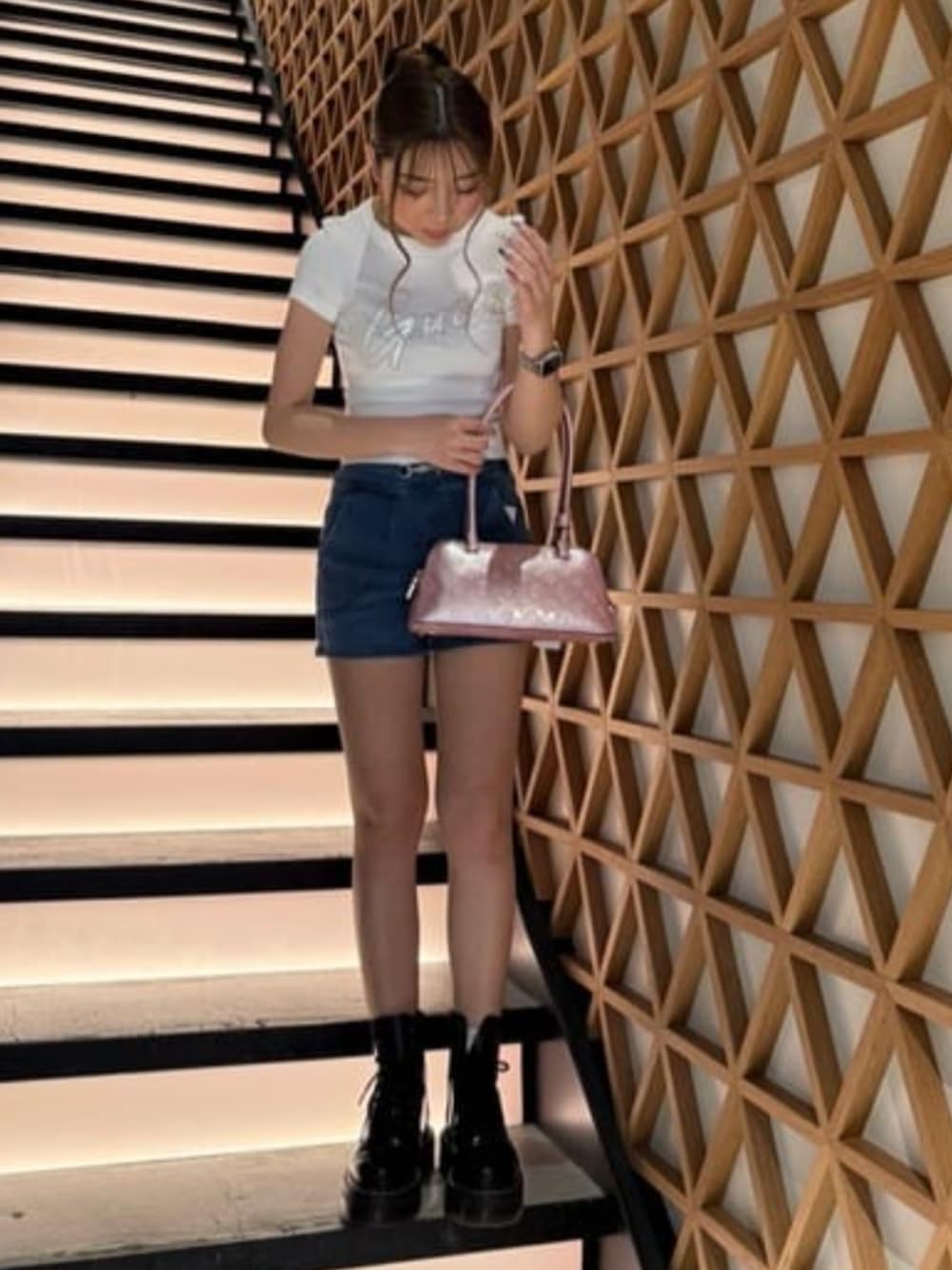 「guess、GUESS、ショートパンツ、白Tシャツ、白Tシャツ×デニム、シンプルコーデ、シンプル、ガーリーカジュアル、お出かけコーデ、夏コーデ、夏」｜「GuessのSS Cn Rib Logo Tee 半袖Tシャツ レディース（Tシャツ/カットソー、ホワイト系）」を使った、GUESS JAPANさん（レディース・157cm）の春コーディネートの1枚目の写真