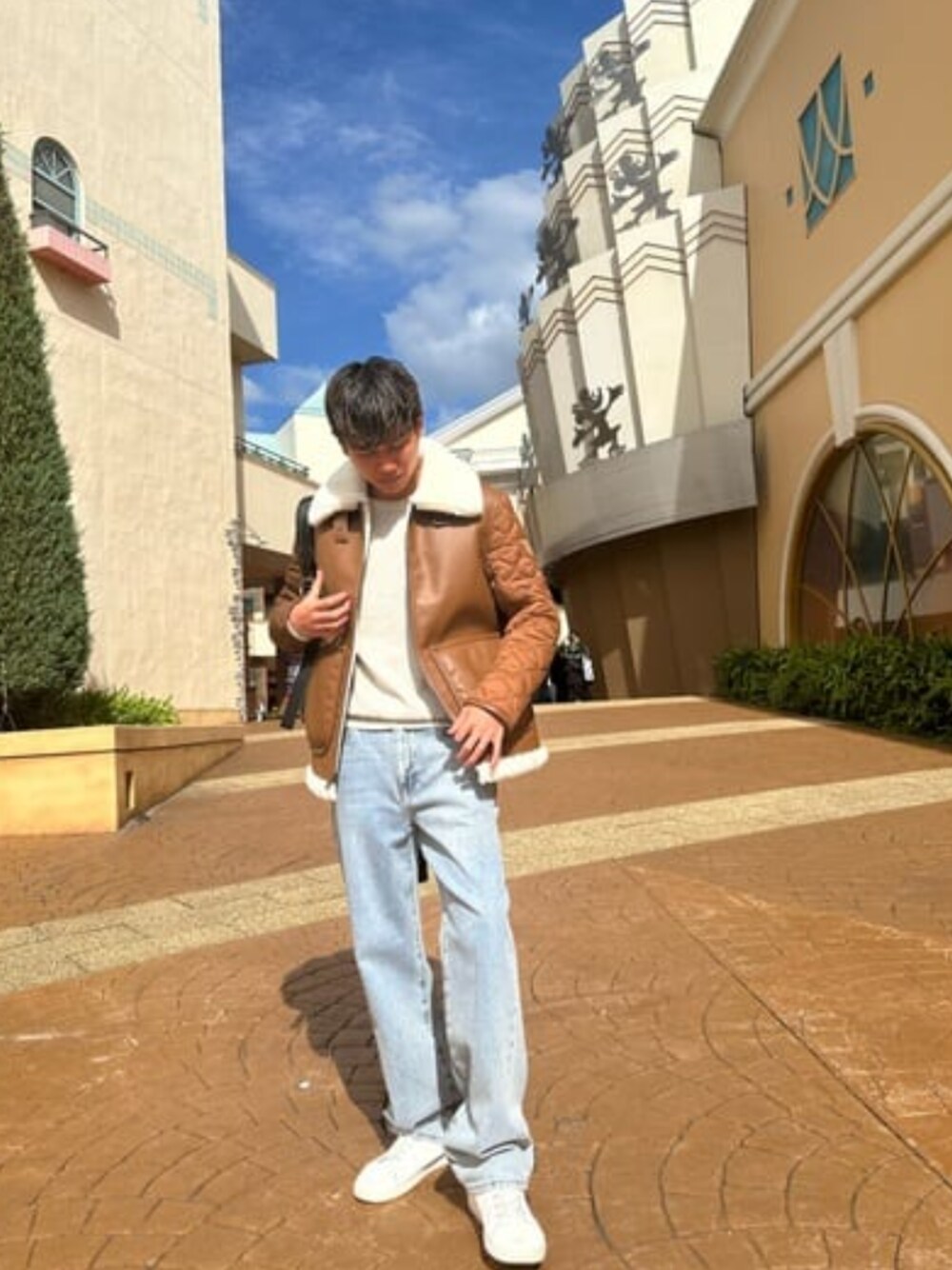 「guess、大人カジュアル、デニム、冬コーデ」｜「GuessのL Tone Wide Denim Pants（デニムパンツ、ブルー系）」を使った、GUESS JAPANさん（メンズ・174cm）の冬コーディネートの1枚目の写真