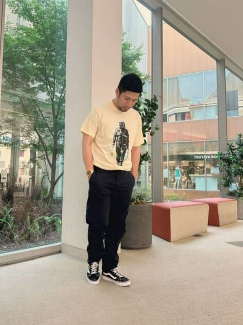 「BY BANKSY、コラボ商品、ヴィンテージ、メンズライク、タイダイ、guess」｜「GuessのGUESS X BRANDALISED(R) WITH GRAFFITI BY BANKSY Spaceman Tee（Tシャツ/カットソー、イエロー系）」を使った、GUESS JAPANさん（メンズ・170cm）の夏コーディネートの1枚目の写真