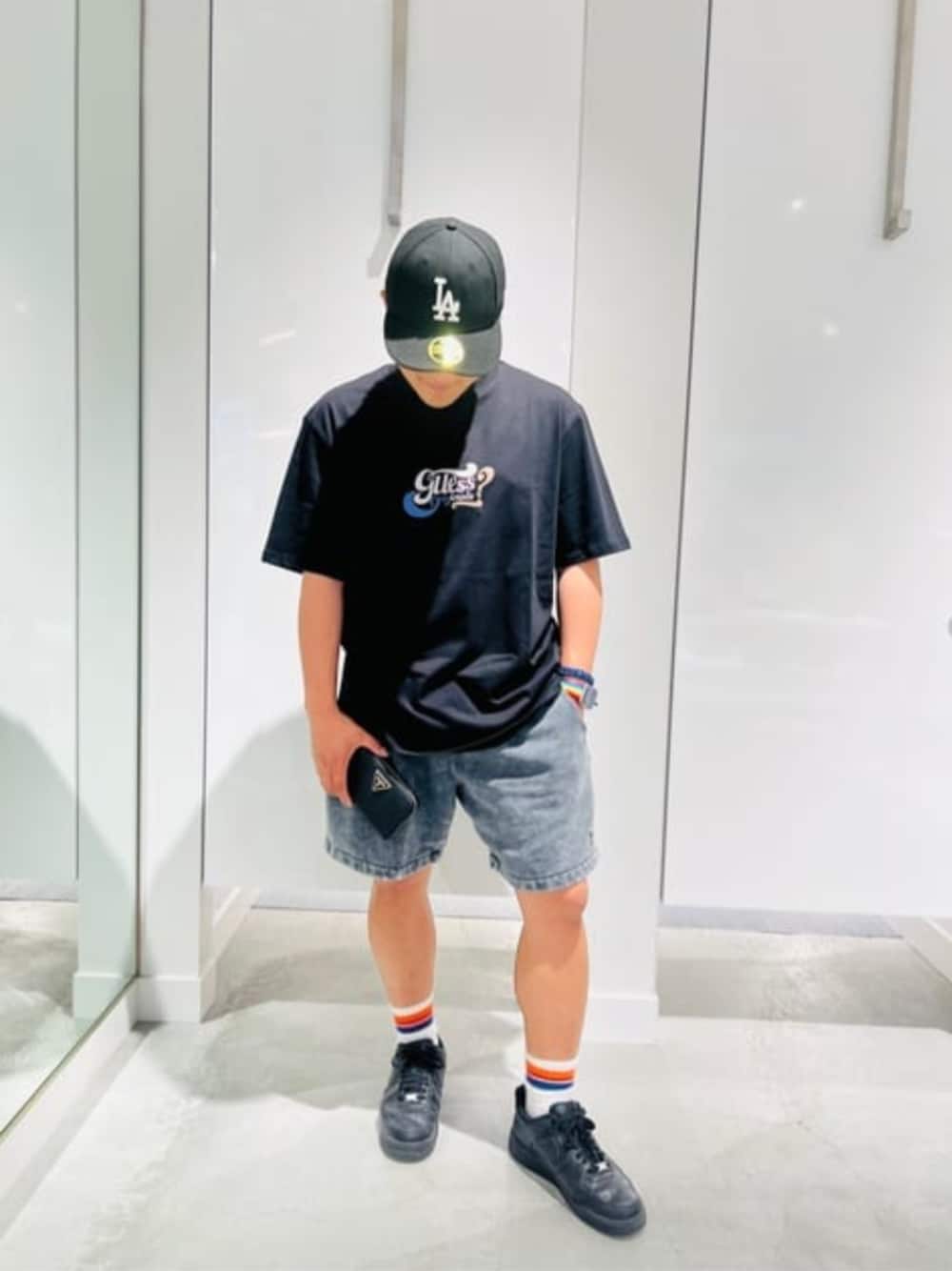 「GUESS、ロゴT、カジュアル、メンズファッション、夏コーデ、シンプル」｜「GuessのGUESS Originals Acid Fleece Short（デニムパンツ、ブラック系）」を使った、GUESS JAPANさん（メンズ・163cm）の夏コーディネートの1枚目の写真