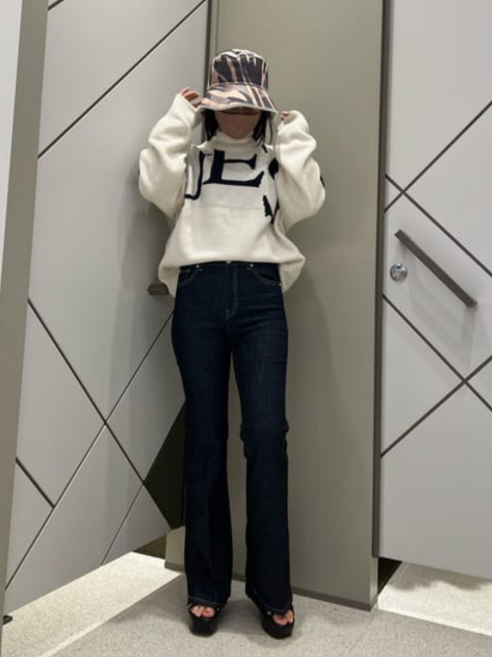 「秋冬コーデ、ニット、バケットハット、フレアデニム、guess」｜「GuessのFaux Fur Hat（ハット、ベージュ系）」を使った、GUESS JAPANさん（レディース・159cm）の冬コーディネートの1枚目の写真