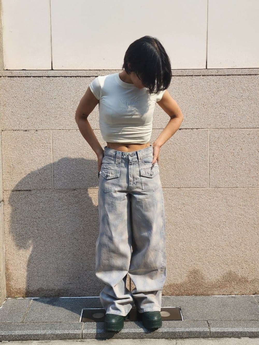 ホワイト系のTシャツ/カットソー、ブルー系のデニムパンツを着用したレディースの夏コーディネートの1枚目の写真