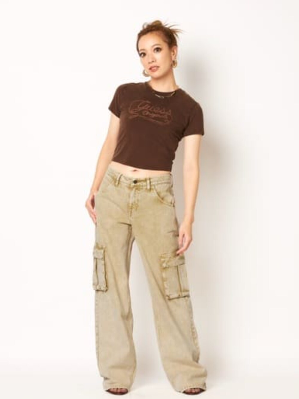 ベージュ系のその他パンツ、ブラウン系のTシャツ/カットソーを着用したレディースの冬コーディネートの1枚目の写真