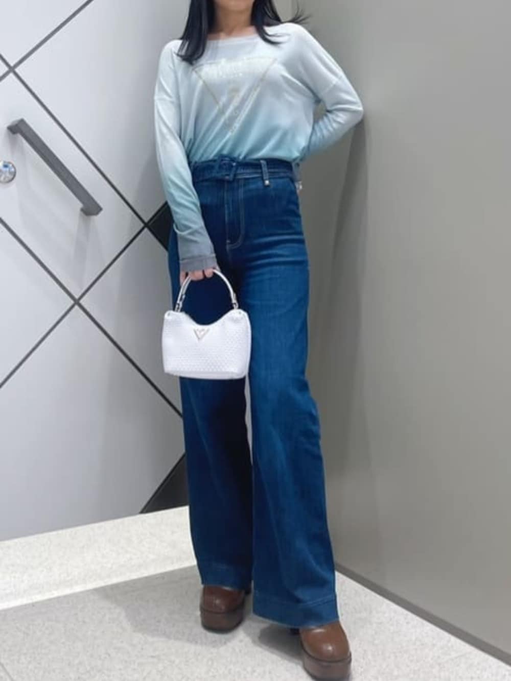 「guess、デニムパンツ、デニムコーデ、ハンドバッグ、ショルダーバッグ、ストレッチデニム」｜「GuessのECO Dakota Seamless Flare Jeans（デニムパンツ、ブルー系）」を使った、GUESS JAPANさん（レディース・159cm）の春コーディネートの1枚目の写真