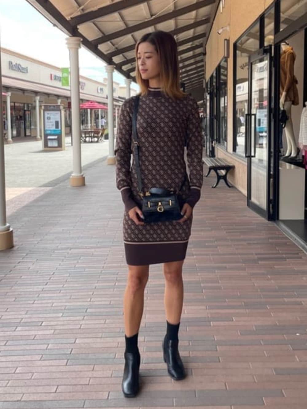 「guess、GUESS、ハンドバッグ、ミニバッグ、ワンピース、秋コーデ、秋冬コーデ」｜「GuessのBERGEN Micro Mini（ハンドバッグ、ブラック系）」を使った、GUESS JAPANさん（レディース・163cm）の冬コーディネートの1枚目の写真