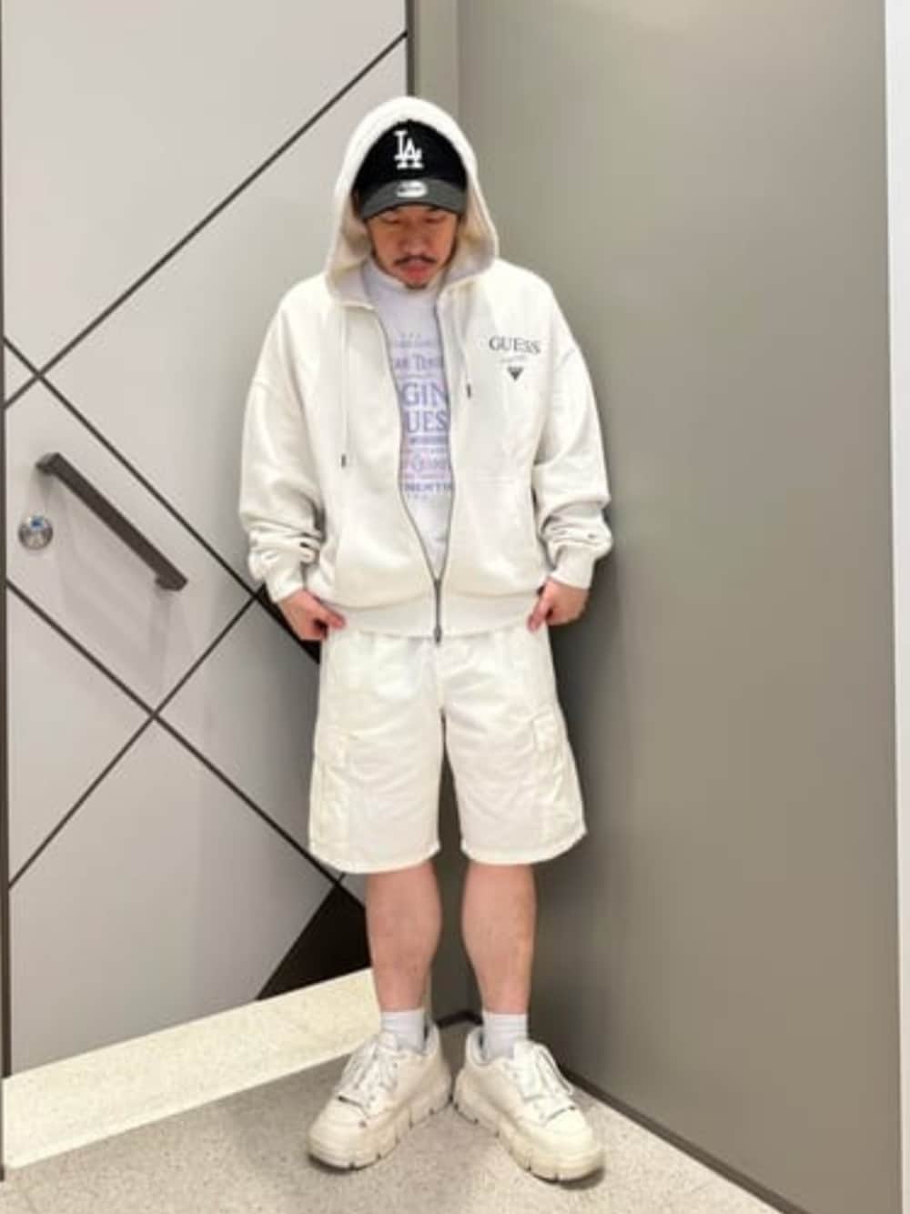 「guess、GUESS、GUESS Originals、ホワイトコーデ、ロゴパーカー、ハーフパンツ」｜「GuessのGUESS Originals Collegiate Tee 半袖 Tシャツ（Tシャツ/カットソー、ホワイト系）」を使った、GUESS JAPANさん（メンズ・167cm）の秋コーディネートの1枚目の写真