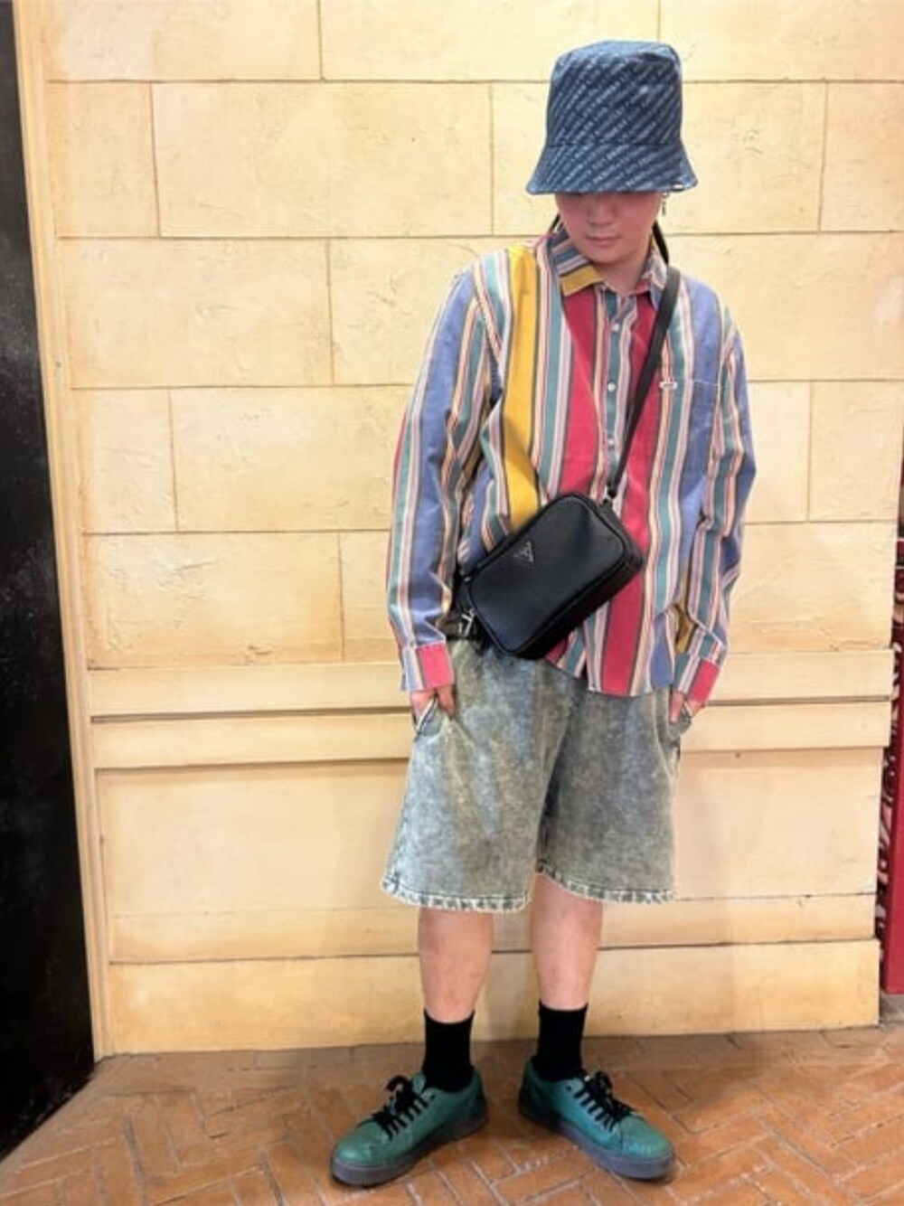 「GUESS、春コーデ、ストライプシャツ、メンズファッション」｜「GuessのMITO Rain Hat（ハット、ブルー系）」を使った、GUESS JAPANさん（メンズ・178cm）の春コーディネートの1枚目の写真