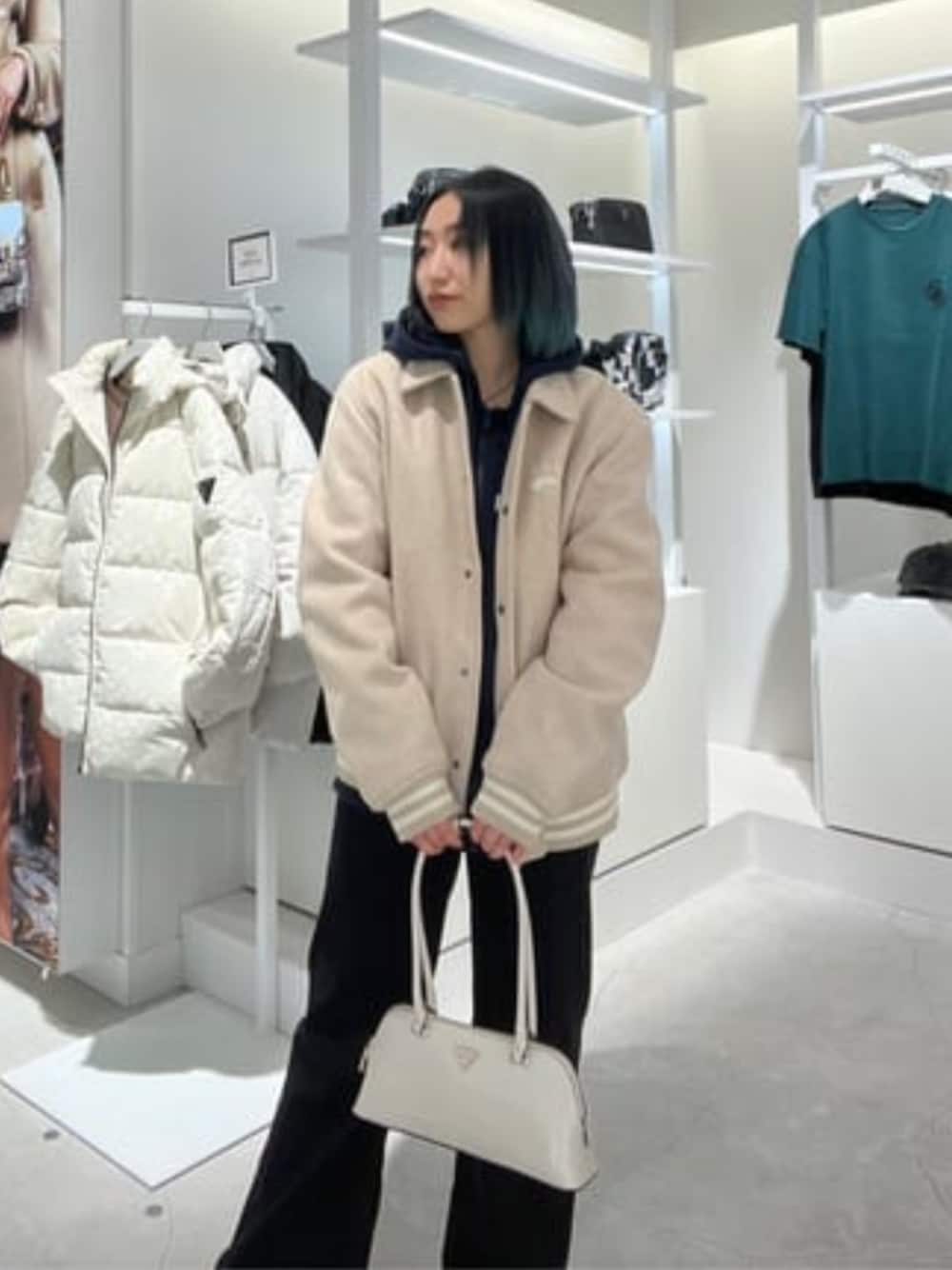 「guess、GUESS、ジャケット、冬コーデ、冬アウター、ハンドバッグ」｜「GuessのARNELA Shoulder Satchel サッチェル（ショルダーバッグ、ホワイト系）」を使った、GUESS JAPANさん（レディース・162cm）の冬コーディネートの1枚目の写真