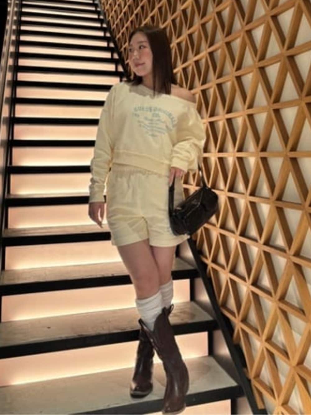 「GUESS、guess、スウェット、スウェットパンツ、スウェットコーデ、セットアップ、セットアップコーデ、春コーデ、春、ワンマイル、ワンマイルコーデ、カジュアルガーリー、カジュアル、ボートネック」｜「GuessのWALDENA Sml Top Zip Shoulder Bag ショルダーバッグ（ショルダーバッグ、ブラック系）」を使った、GUESS JAPANさん（レディース・155cm）の春コーディネートの1枚目の写真