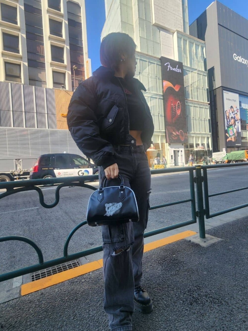 「guess、GUESS Originals、冬コーデ、カーゴパンツ」｜「GuessのGUESS Originals Kit Cargo Distressed Jeans（デニムパンツ、ブラック系）」を使った、GUESS JAPANさん（レディース・160cm）の春コーディネートの1枚目の写真