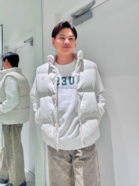 「アイテム（ダウンベスト、ホワイト系）」を使った、GUESS JAPANさん（メンズ・173cm）の冬コーディネート