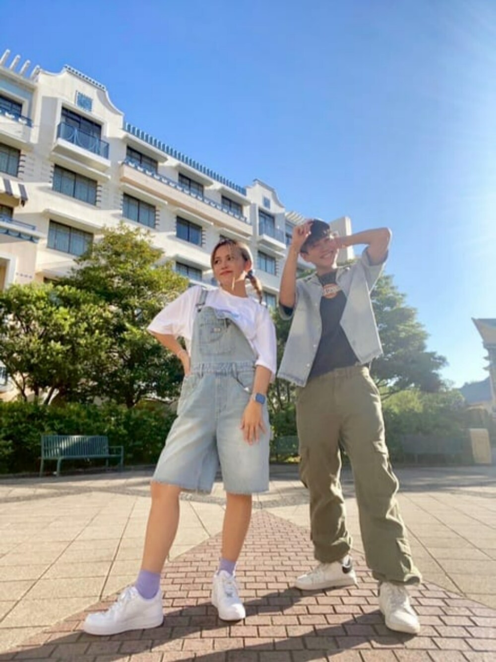「GUESS Originals、お揃いコーデ、メンズコーデ、オーバーサイズ、カーゴパンツ、guess」｜「GuessのGUESS Originals Earth Day Love Trucker Hat（ハット、ブラック系）」を使った、GUESS JAPANさん（メンズ・174cm）の夏コーディネートの1枚目の写真