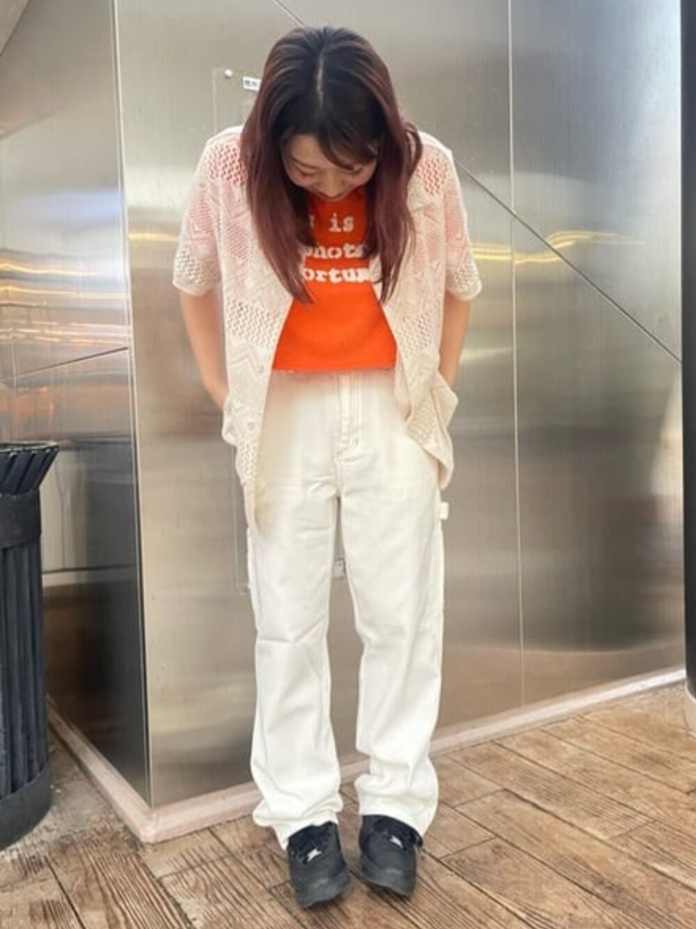 ホワイト系のシャツ/ブラウス、ホワイト系のデニムパンツ、オレンジ系のTシャツ/カットソーを着用したレディースの春コーディネートの1枚目の写真