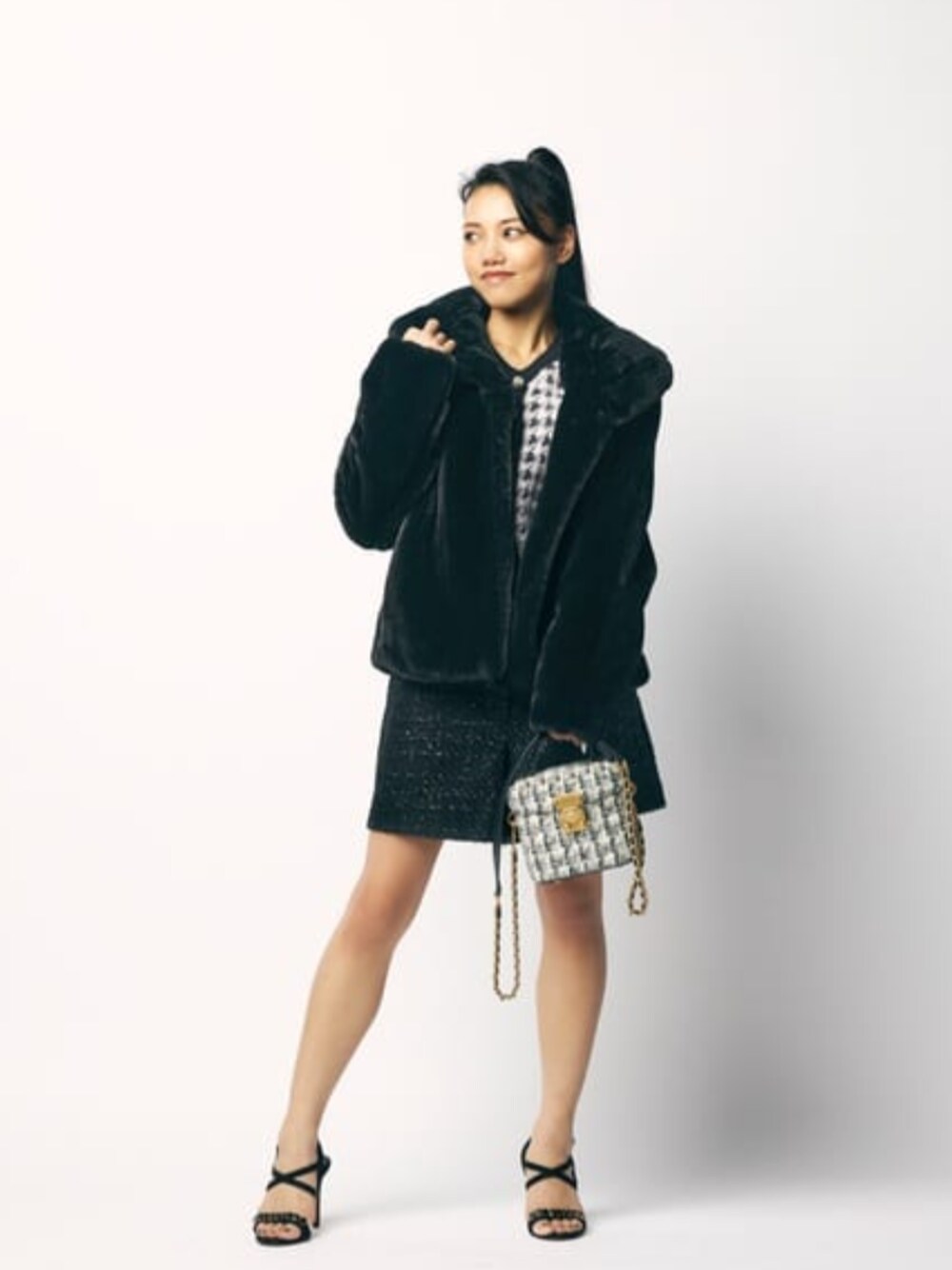 「guess、モノトーンコーデ、バニティバッグ」｜「GuessのClarissa Tweed Short（その他パンツ、ブラック系）」を使った、GUESS JAPANさん（レディース・157cm）の冬コーディネートの1枚目の写真