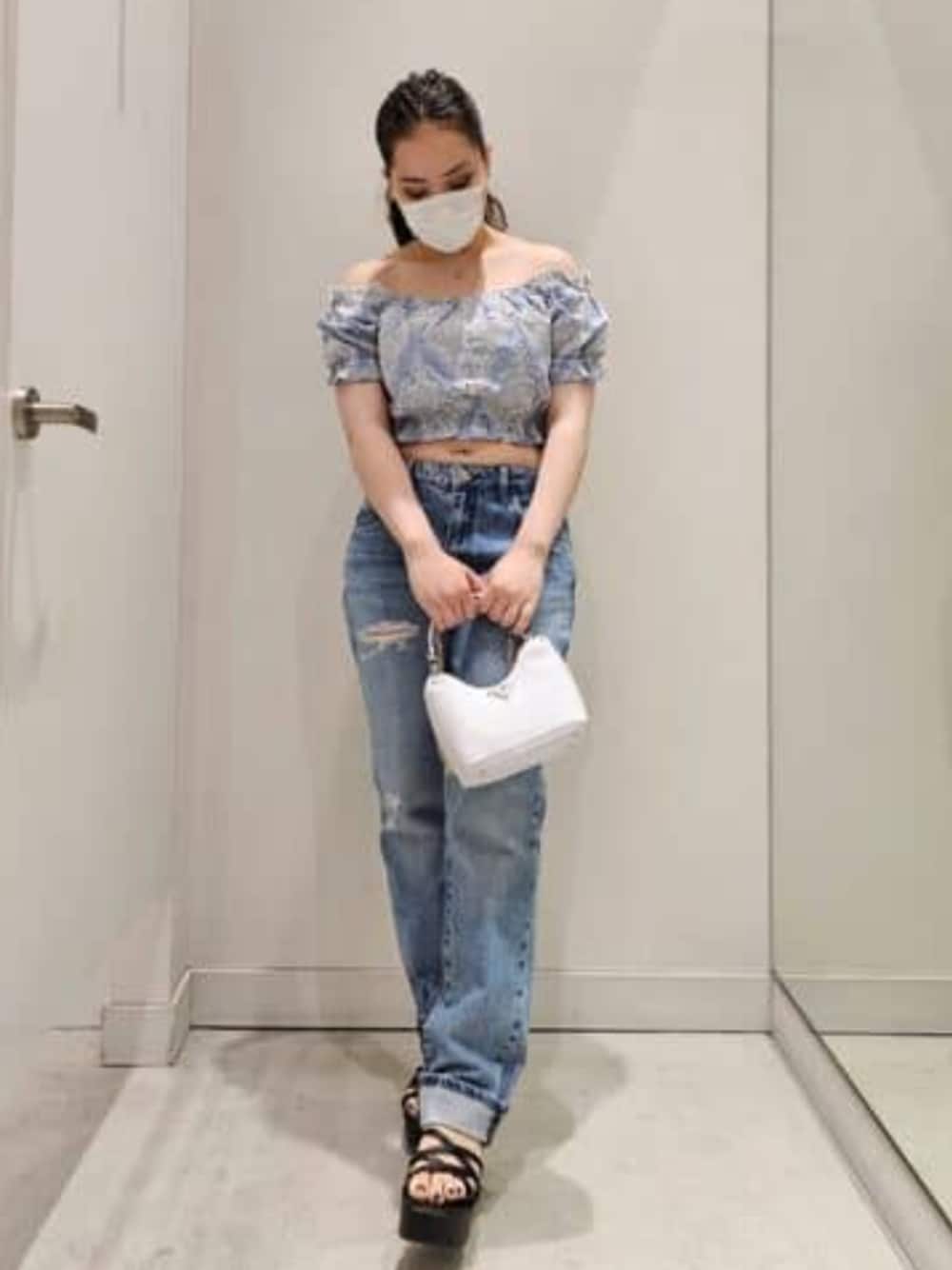 「guess、オフショルダー、夏コーデ」｜「GuessのETEL Woven Mini Shoulder Bag ハンドバッグ ショルダーバッグ レディース（ハンドバッグ、ホワイト系）」を使った、GUESS JAPANさん（レディース・154cm）の春コーディネートの1枚目の写真