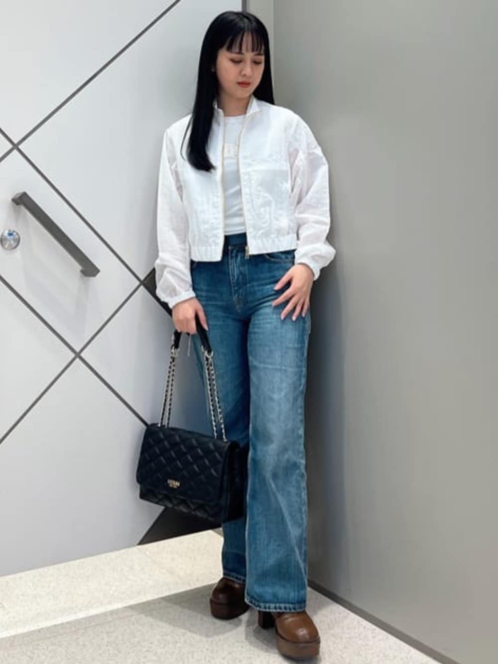 「guess、GUESS、春コーデ、春、カジュアル、カジュアルコーデ、デニム、デニムパンツ、ハンドバッグ」｜「GuessのCLAIR Pant デニムパンツ レディース（デニムパンツ、ブルー系）」を使った、GUESS JAPANさん（レディース・159cm）の春コーディネートの1枚目の写真