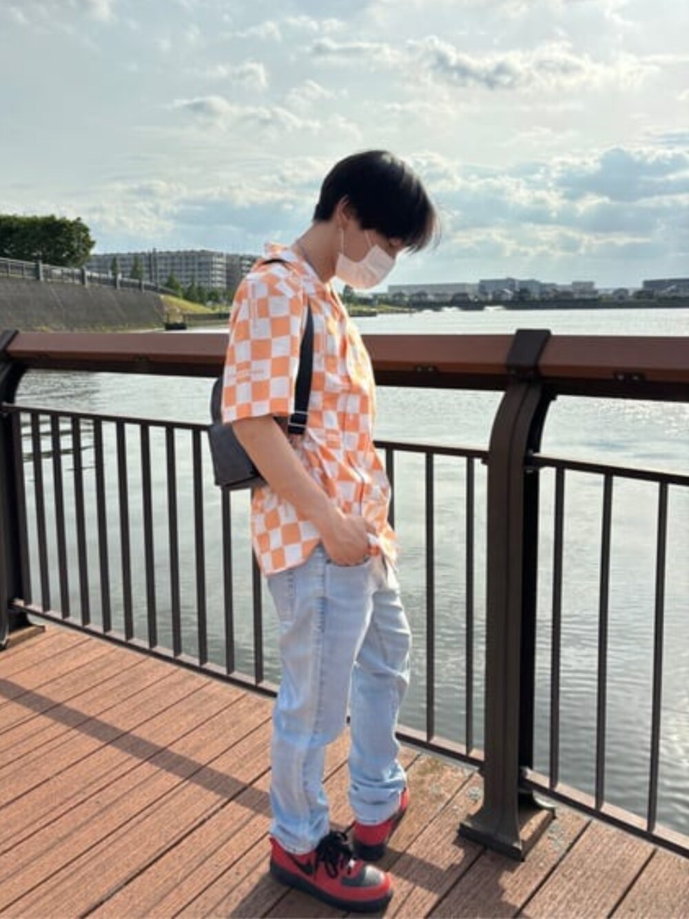 その他のシャツ/ブラウス、ブルー系のデニムパンツを着用したメンズの春コーディネートの1枚目の写真