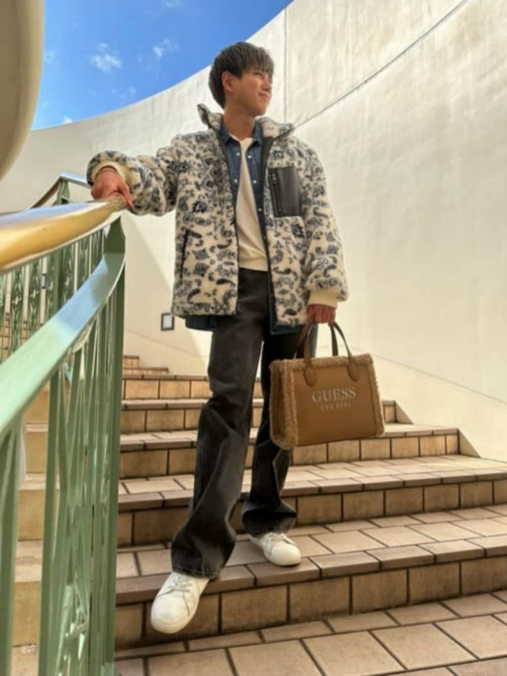 グレー系のデニムパンツ、ブルー系のシャツ/ブラウス、ブラウン系のトートバッグを着用したメンズの秋コーディネートの1枚目の写真