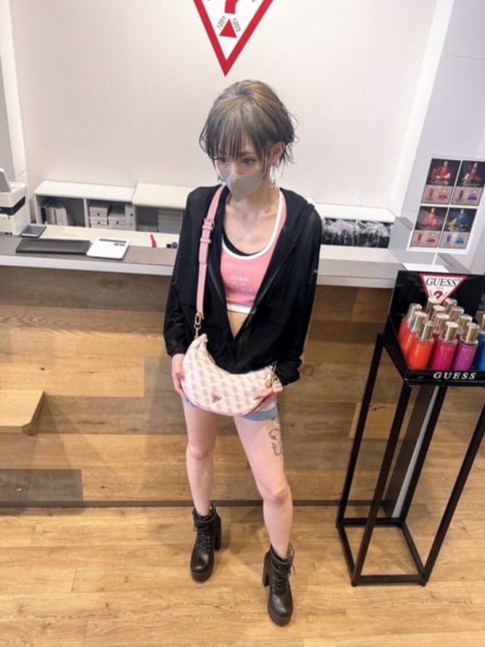 「GUESS、オトナ女子、大人女子、カジュアル、大人カジュアル、夏コーデ、クロップドトップス、スポーツミックス」｜「GuessのSHEMARA Mini Hobo ショルダーバッグ ホーボー レディース（ショルダーバッグ、ピンク系）」を使った、GUESS JAPANさん（レディース・159cm）の夏コーディネートの1枚目の写真