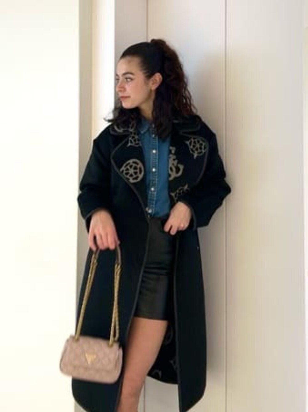 「guess、大人カジュアル、デニムシャツ」｜「GuessのZue Faux-Leather Mini Skirt（スカート、ブラック系）」を使った、GUESS JAPANさん（レディース・170cm）の冬コーディネートの1枚目の写真