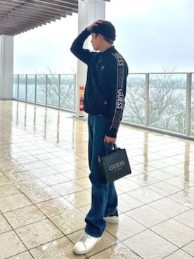 「ミニトート」｜GUESS JAPANさん（メンズ・174cm）の春コーディネート