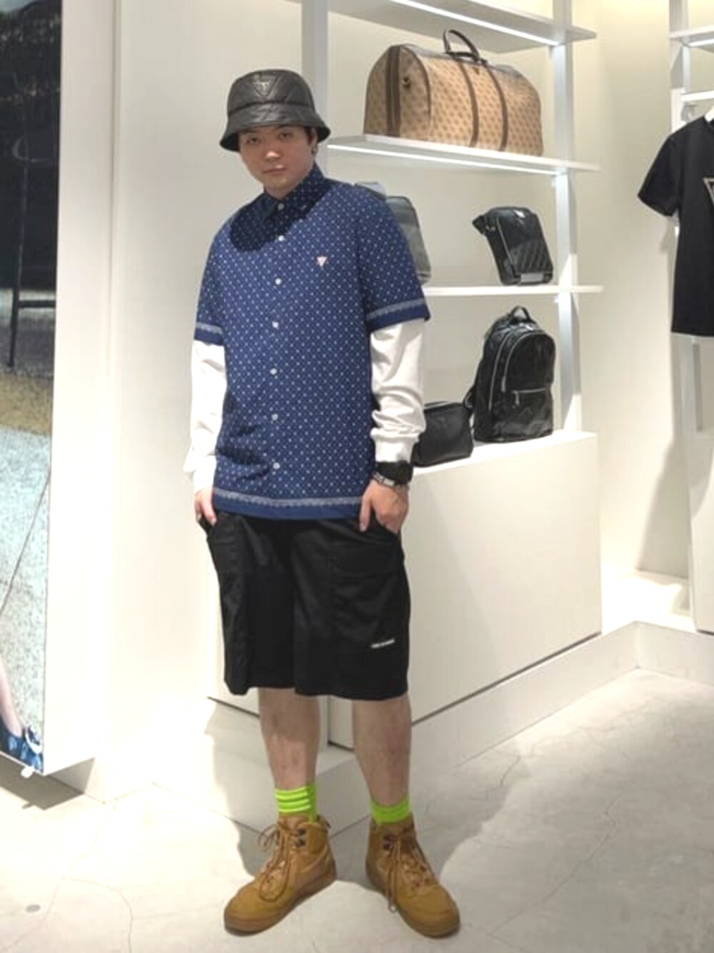 「GUESS、大人カジュアル、メンズファッション、夏コーデ、シャツスタイル」｜「GuessのPadded Rain Hat（ハット、ブラック系）」を使った、GUESS JAPANさん（メンズ・178cm）の夏コーディネートの1枚目の写真