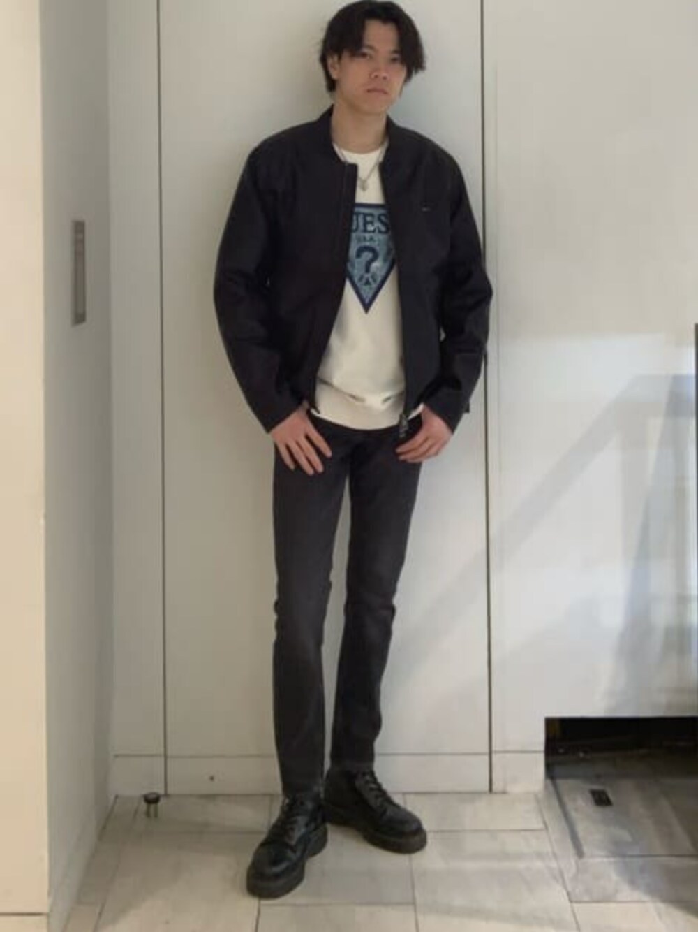 「メンズコーデ、guess、モノトーンコーデ」｜「GuessのEco Miami Skinny Denim Jeans（デニムパンツ、グレー系）」を使った、GUESS JAPANさん（メンズ・178cm）の春コーディネートの1枚目の写真