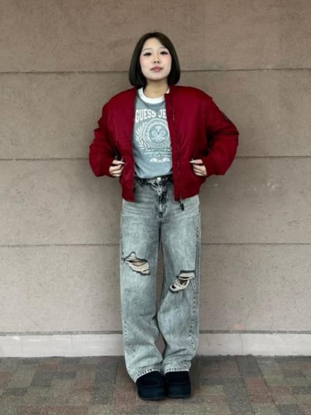 グレー系のデニムパンツ、レッド系のMA-1、グレー系のスウェットを着用したレディースの春コーディネートの1枚目の写真