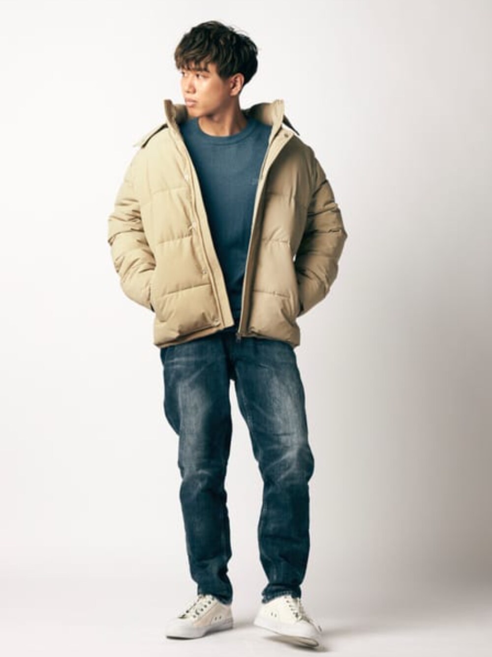 ブルー系のデニムパンツ、ベージュ系のブルゾン、ブルー系のニット/セーターを着用したメンズの冬コーディネートの1枚目の写真