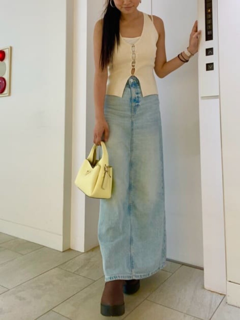 「guess、デニムスカート、スリットスカート、デニムコーデ、春夏コーデ」｜「GuessのIWONA Top Handle Crossbody クロスボディバッグ レディース（ショルダーバッグ、イエロー系）」を使った、GUESS JAPANさん（レディース・165cm）の春コーディネートの1枚目の写真