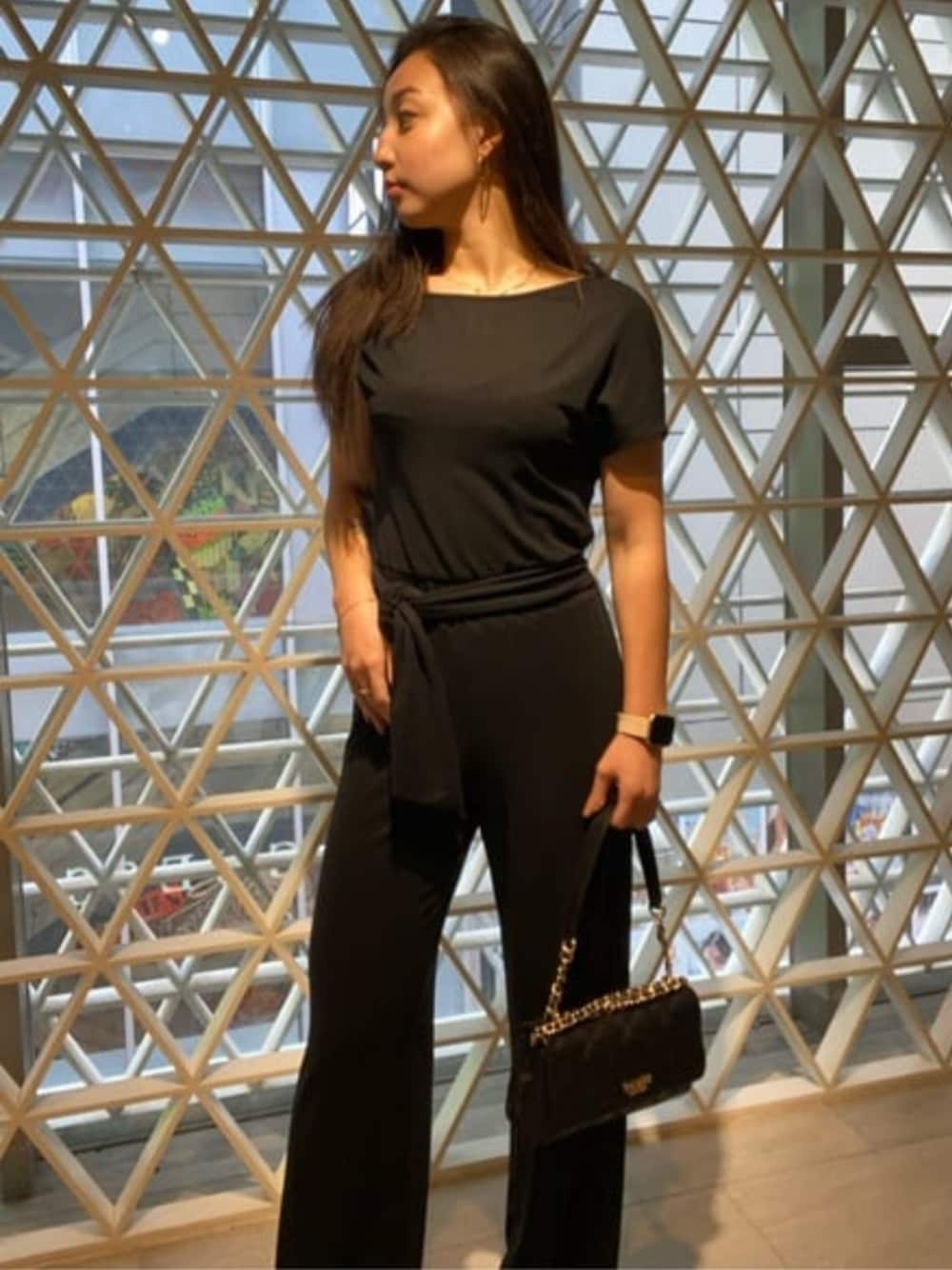 「guess、GUESS、ジャンプスーツ、パーティー、パーティースタイル、パーティ、パーティーコーデ、パーティスタイル、キレイめ、きれいめ、きれいめコーディネート」｜「GuessのTAMSIN Convertible Xbody Flap クロスボディバッグ（ショルダーバッグ、ブラック系）」を使った、GUESS JAPANさん（レディース・162cm）の春コーディネートの1枚目の写真