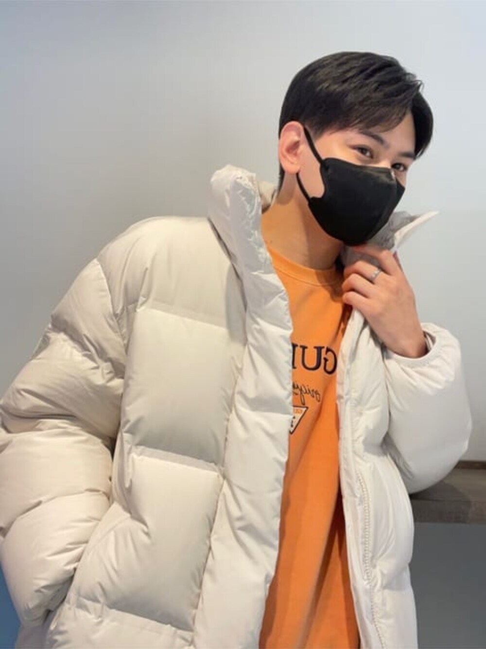 「ダウンジャケット、guess」｜「GuessのMini Triangle Logo Down Jacket（ダウンジャケット/コート、ベージュ系）」を使った、GUESS JAPANさん（メンズ・173cm）の冬コーディネートの1枚目の写真