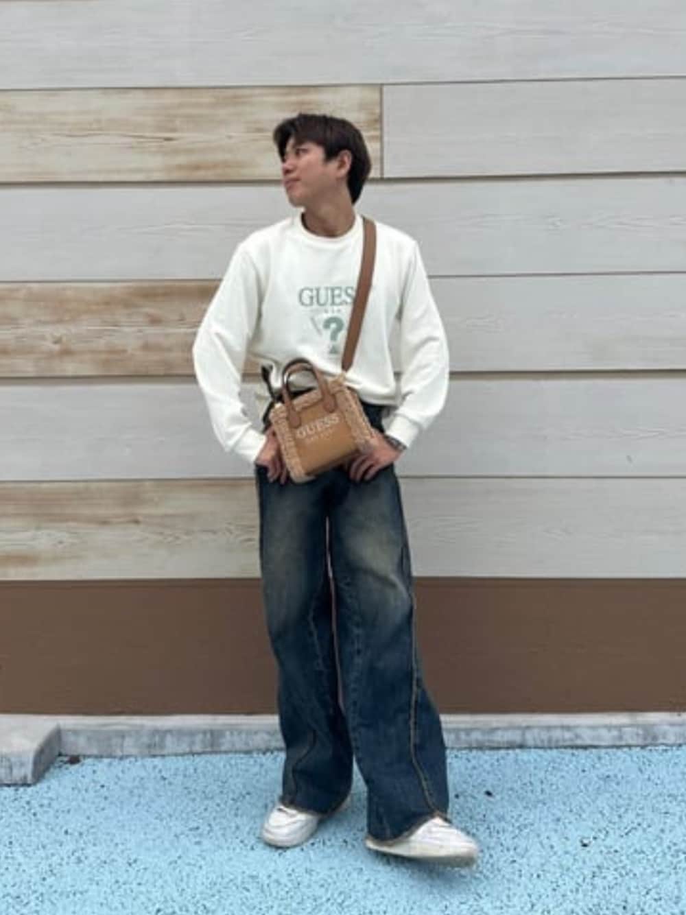 「guess、GUESS、ロゴスウェット、ロゴトレーナー、秋冬コーデ、ミニトート、カジュアルコーデ」｜「GuessのSILVANA 2 Compartmnt Mini Tote（トートバッグ、ブラウン系）」を使った、GUESS JAPANさん（メンズ・174cm）の冬コーディネートの1枚目の写真