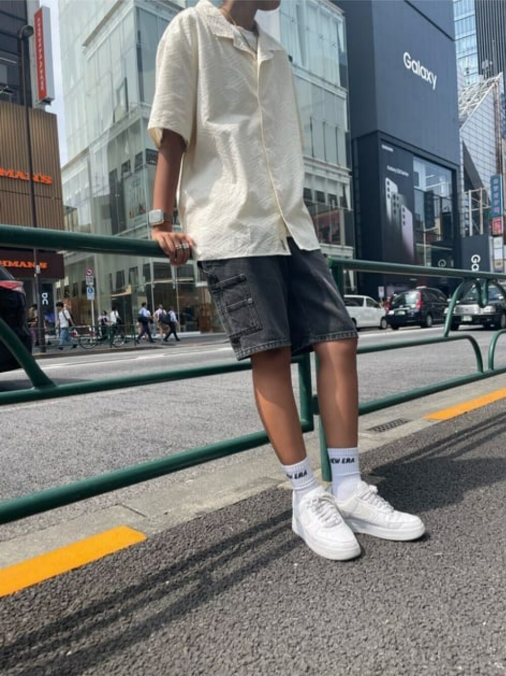 ブラック系のデニムパンツ、ホワイト系のシャツ/ブラウスを着用したレディースの秋コーディネートの1枚目の写真