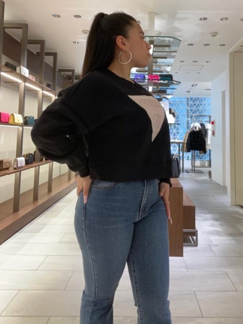 「guess、ロゴスウェット、春コーデ」｜「GuessのM-Tone Flare Brush Cut Denim Pants（デニムパンツ、ブルー系）」を使った、GUESS JAPANさん（レディース・147cm）の春コーディネートの1枚目の写真