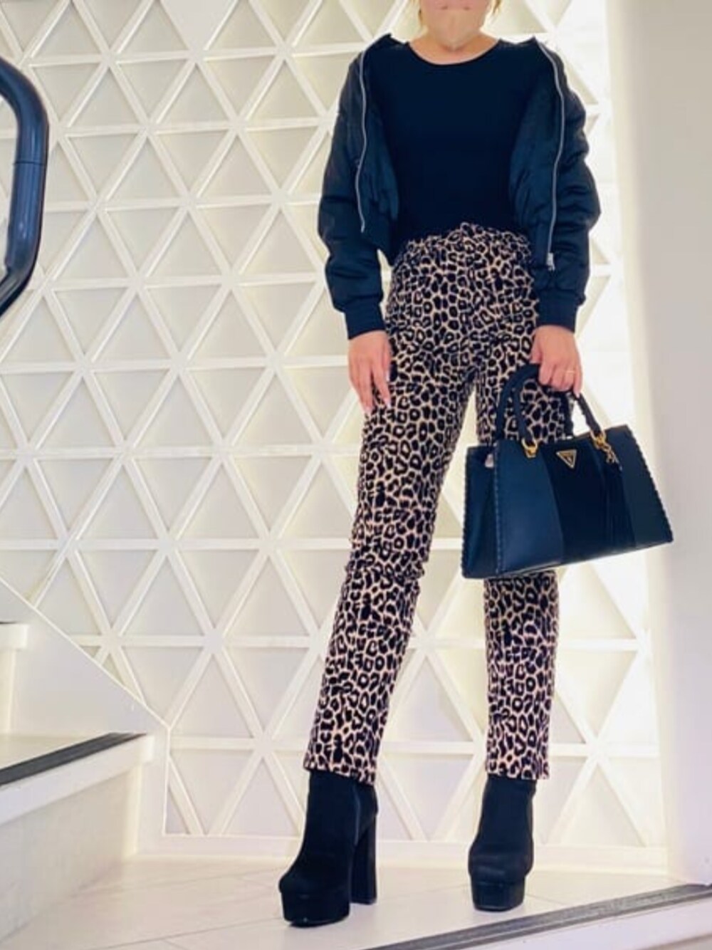 ブラック系のブルゾン、ブラック系のその他トップス、ベージュ系のデニムパンツを着用したレディースの秋コーディネートの1枚目の写真