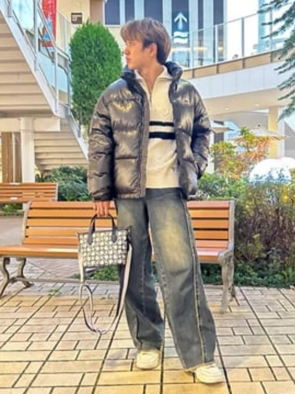 「guess、GUESS、ダウンジャケット、ダウン、冬コーデ、冬アウター、ミニトート」｜「GuessのLogo Down Jacket（ダウンジャケット/コート、ブラック系）」を使った、GUESS JAPANさん（メンズ・174cm）の冬コーディネートの1枚目の写真