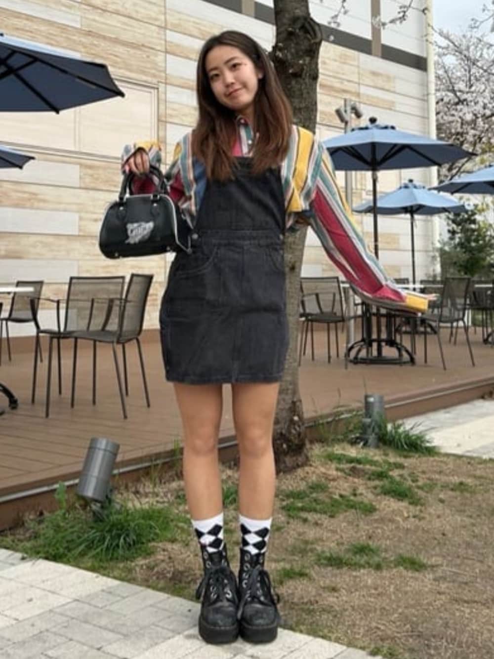 「guess、GUESS、GUESS Originals、ワンピース、デニムワンピース、サロペット、ストライプシャツ、ストライプ」｜「GuessのGUESS Originals Overall Dress（サロペット/オーバーオール、ブラック系）」を使った、GUESS JAPANさん（レディース・163cm）の春コーディネートの1枚目の写真