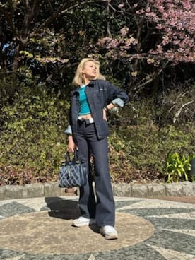 「ショート丈トップス」｜「アイテム（デニムジャケット）」を使った、GUESS JAPANさん（レディース・164cm）の春コーディネート