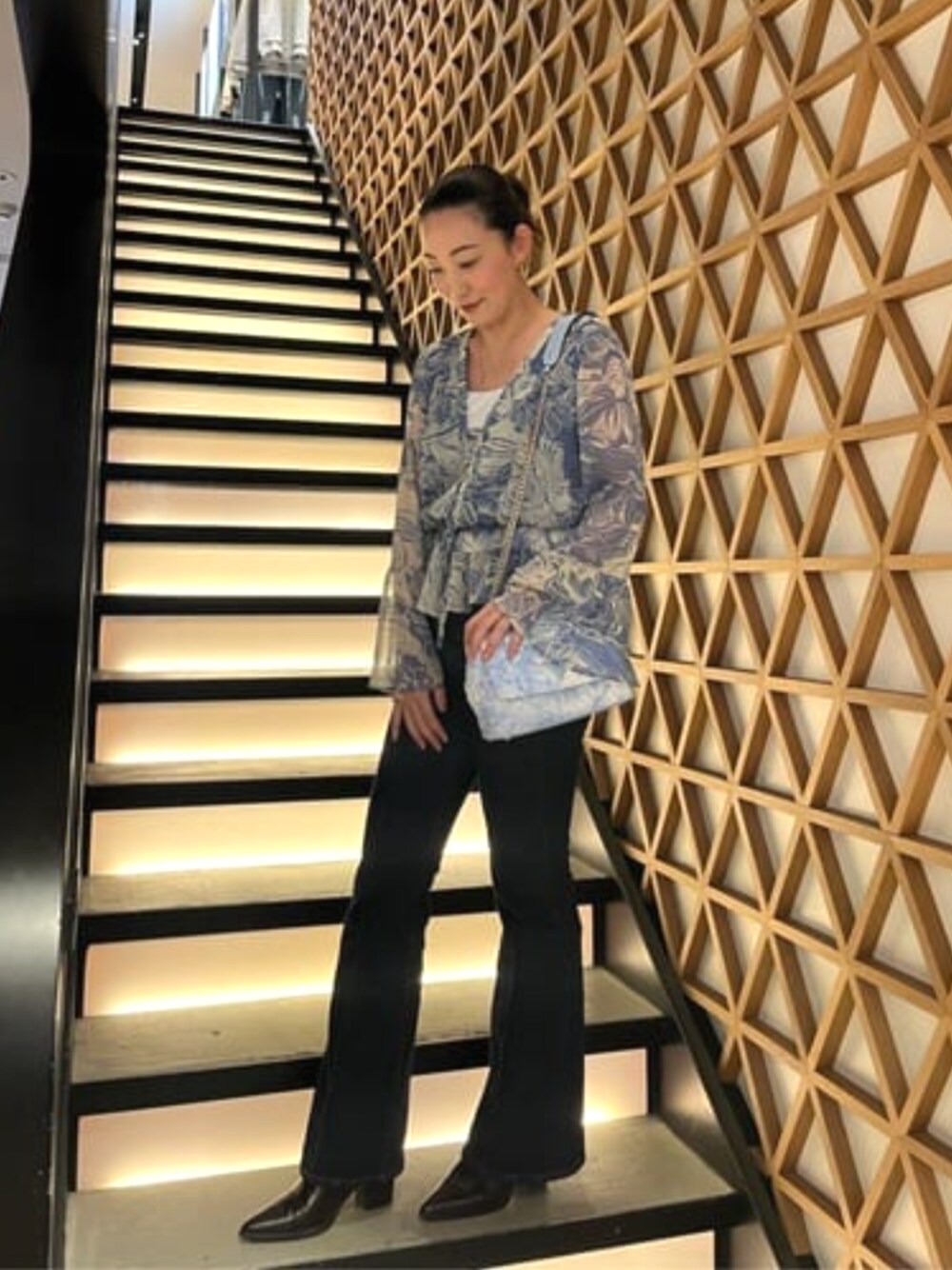 「GUESS、春コーデ、ペイズリー」｜「GuessのEco Demi Lace-Up Top（その他トップス、ブルー系）」を使った、GUESS JAPANさん（レディース・160cm）の春コーディネートの1枚目の写真