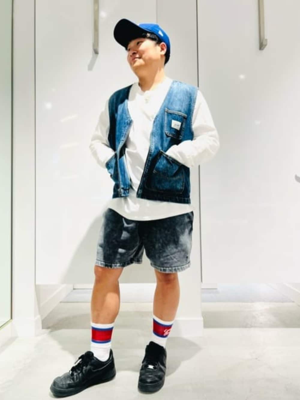 「guess、GUESS Originals、デニムベスト、ハーフパンツ」｜「GuessのGUESS Originals L/S Pocket Label Tee（Tシャツ/カットソー、ホワイト系）」を使った、GUESS JAPANさん（メンズ・163cm）の春コーディネートの1枚目の写真