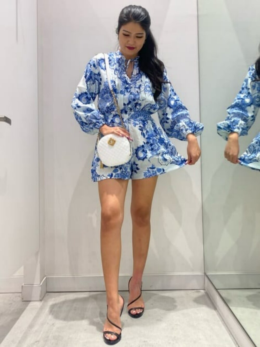 ホワイト系のショルダーバッグ、ブルー系のつなぎ/オールインワンを着用したレディースの夏コーディネートの1枚目の写真