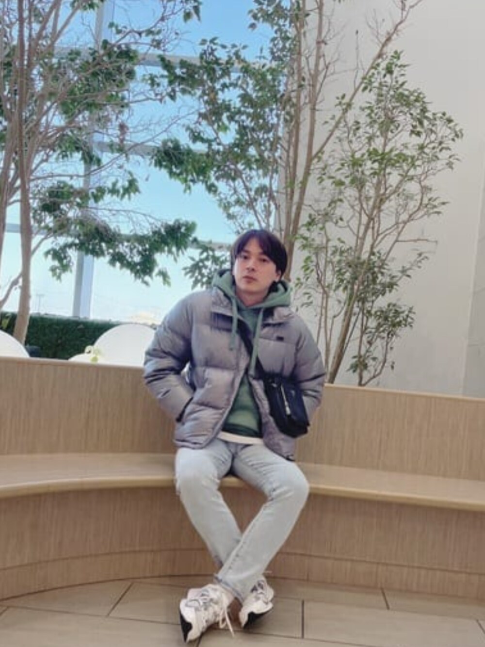 「guess、冬コーデ、ダウンジャケット」｜「GuessのL-Tone Cropped Straight Denim Pants（デニムパンツ、ブルー系）」を使った、GUESS JAPANさん（メンズ・172cm）の冬コーディネートの1枚目の写真