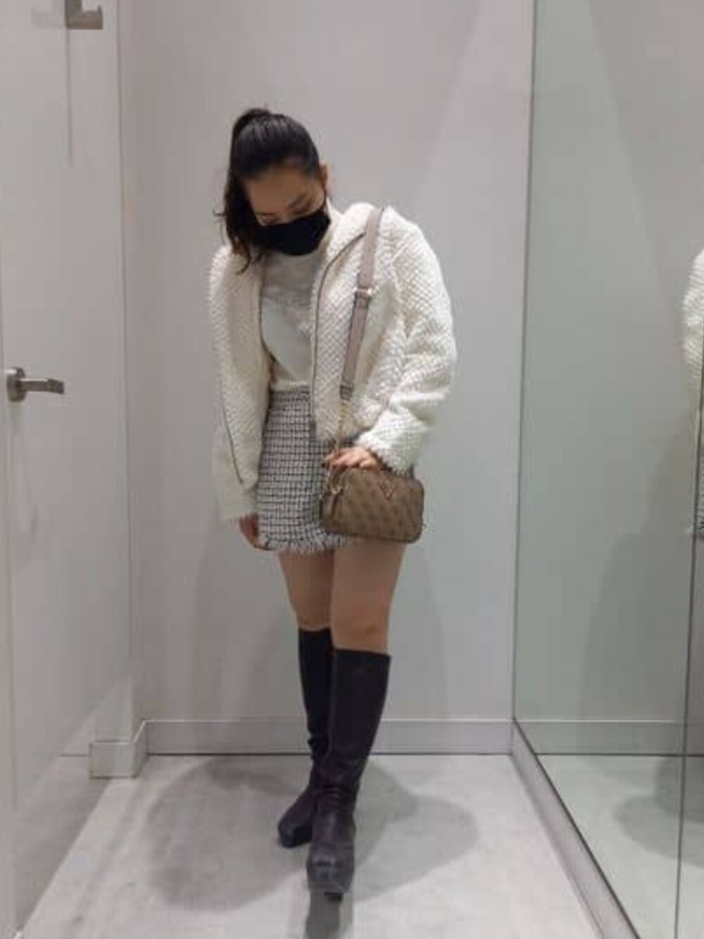 「guess、冬コーデ、ファージャケット、ツイードパンツ」｜「GuessのNOELLE Crossbody Camera（ショルダーバッグ、ベージュ系）」を使った、GUESS JAPANさん（レディース・154cm）の冬コーディネートの1枚目の写真