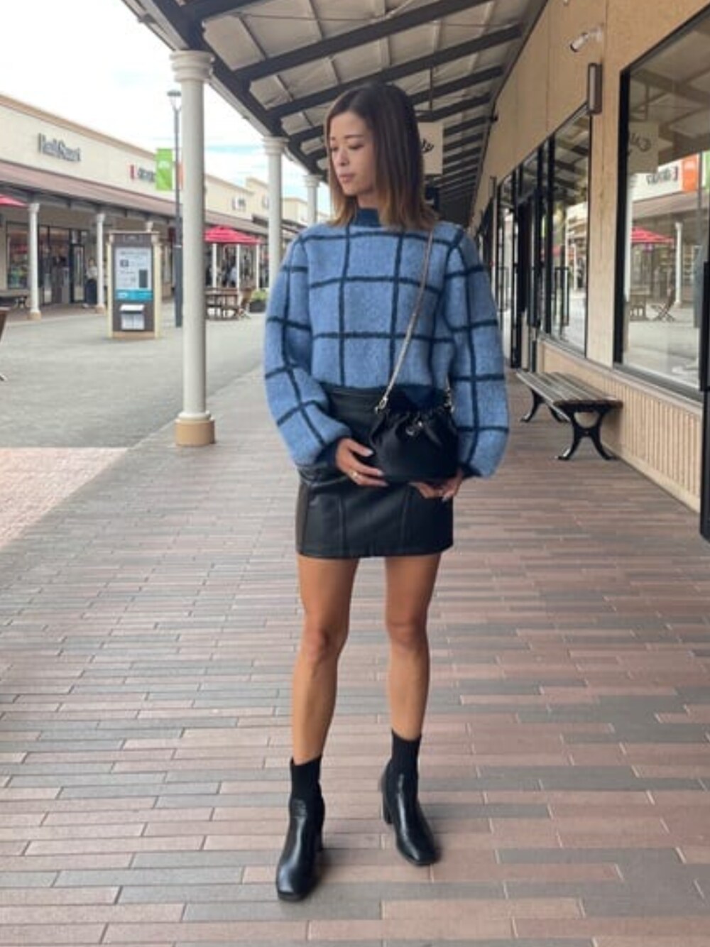 「guess、GUESS、秋コーデ、ニット、ミニスカート、ミニスカートコーデ」｜「GuessのZue Faux-Leather Mini Skirt（スカート、ブラック系）」を使った、GUESS JAPANさん（レディース・163cm）の冬コーディネートの1枚目の写真