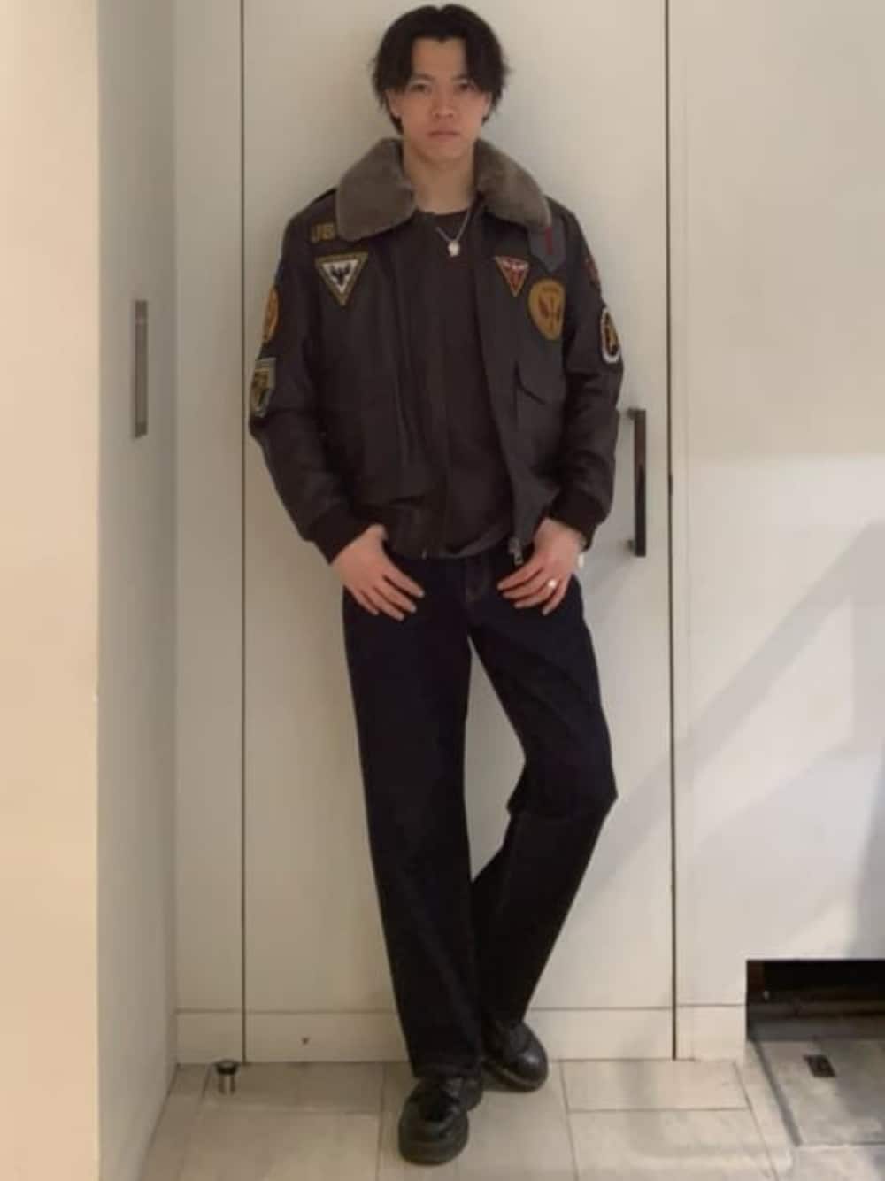 「guess、レザージャケット、アメリカンカジュアル」｜「GuessのBlue Black Tone Wide Denim Pants（デニムパンツ、ブルー系）」を使った、GUESS JAPANさん（メンズ・178cm）の冬コーディネートの1枚目の写真
