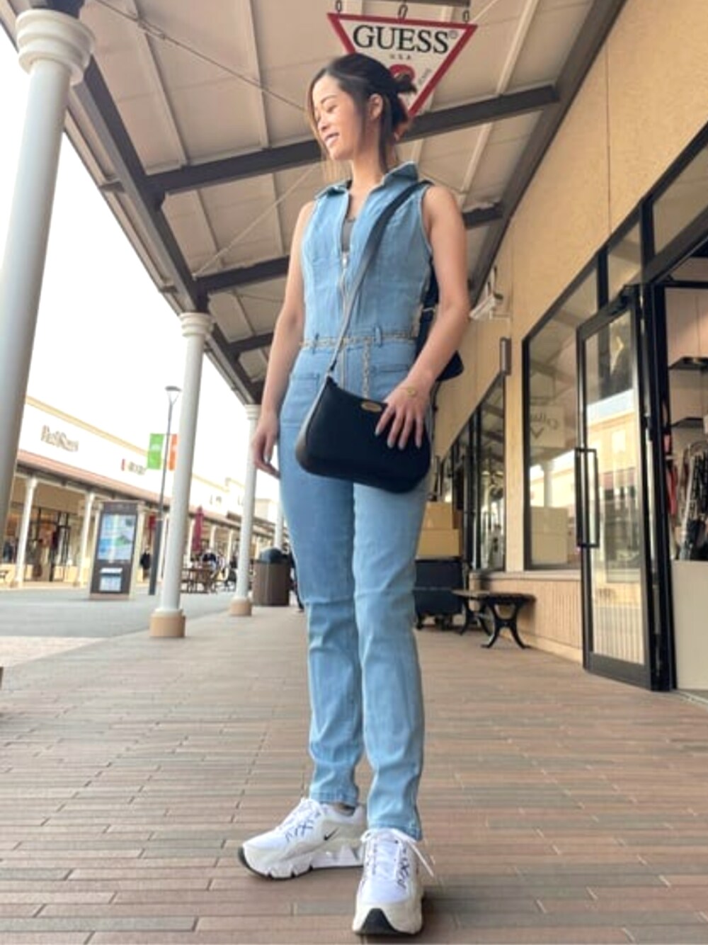 「GUESS、春コーデ、カジュアル」｜「GuessのAngelica Sports Bra（スポーツブラ、ブラウン系）」を使った、GUESS JAPANさん（レディース・163cm）の春コーディネートの1枚目の写真